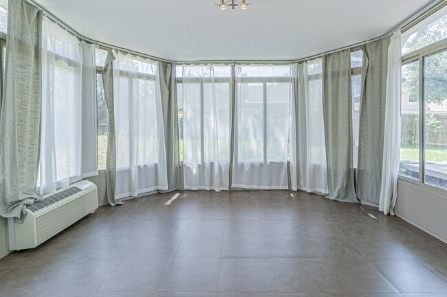 Building Photo - Modern Design 3 Bedroom 2 Bath, 2 car Gara...