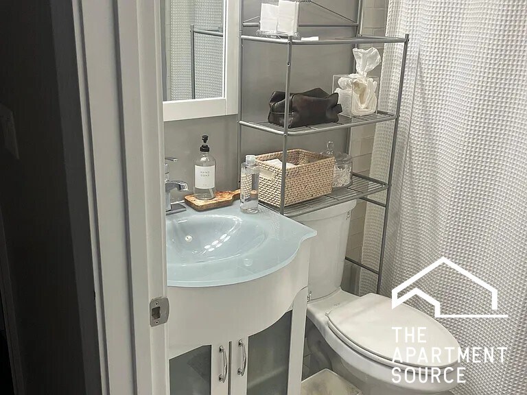 Building Photo - 2732 N Wilton Ave