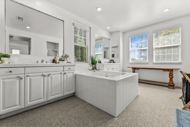 Building Photo - 4 Bedroom Home in the Beautiful Bridgeport Community!