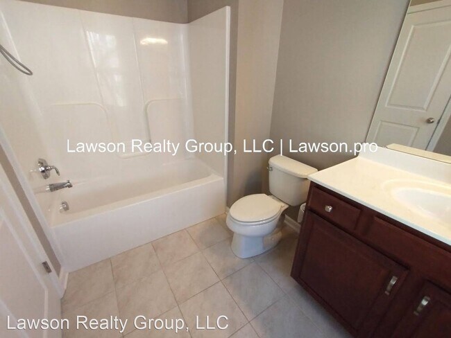 Building Photo - 2 br, 2.5 bath House - 3905 Colonial Green...