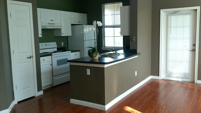 Building Photo - Beautiful 1/1 corner unit with upgraded wood floors a large balcony with an Orange Avenue view.