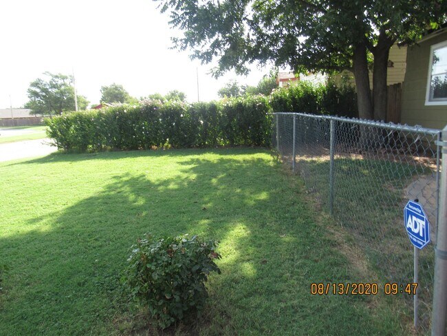 Building Photo - Located walking distance to Cameron University and Comanche Hospital !!