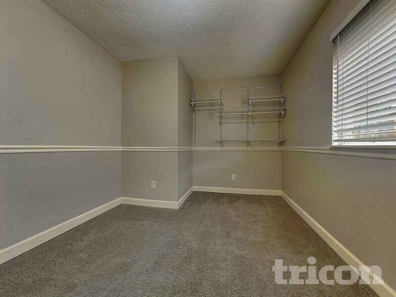 Building Photo - 2622 Townhall Ln