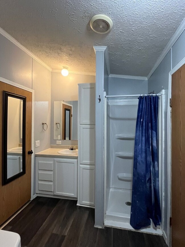 Building Photo - 3 Bedroom Home