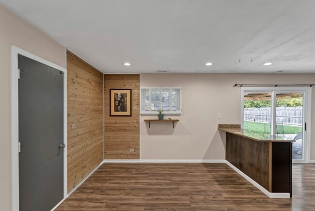 Building Photo - 904 Woodland Dr