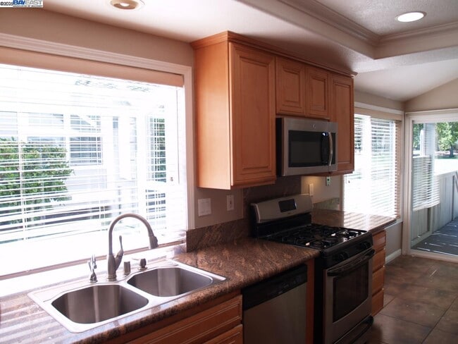 Building Photo - 647 Doral Dr