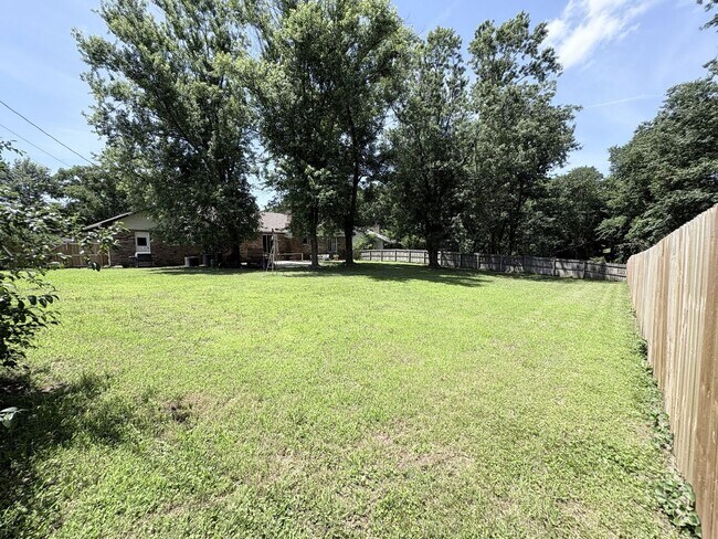 Building Photo - Remarkable 4 bed 2.5 bath w/ basement in Siloam Springs
