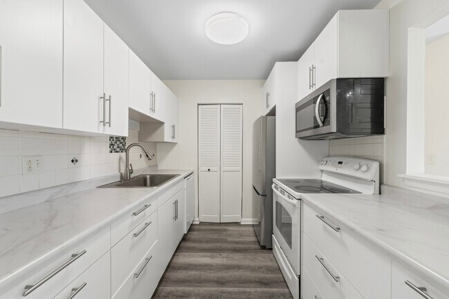 Building Photo - 900 N Lakeside Dr