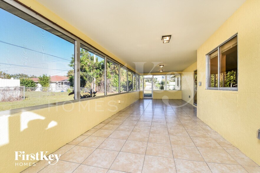 Building Photo - 1431 SE 35th St