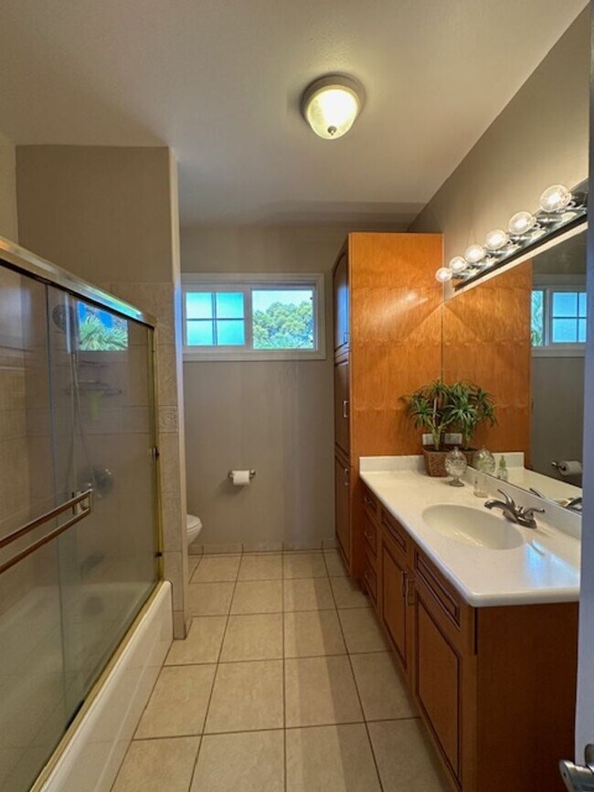 Building Photo - Single Family Executive Style Home in Gated Community