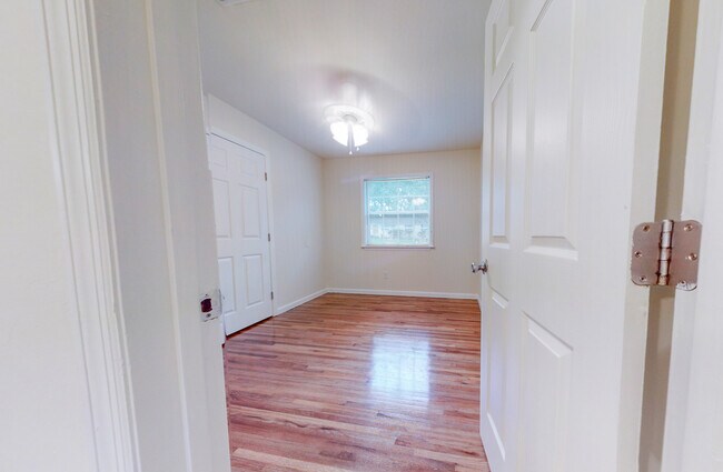 Building Photo - 1904 Karen Ln