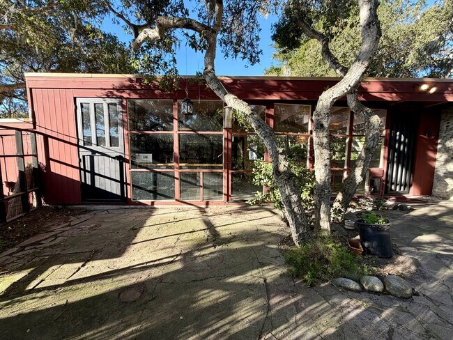 Building Photo - Unique 2 bedroom 2 bath home in Pacific Grove!