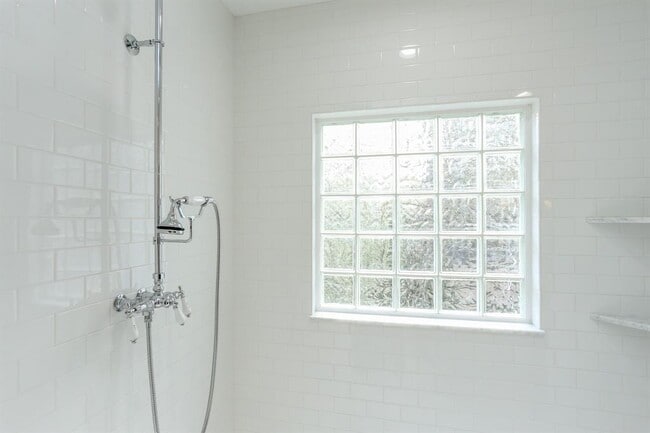 Building Photo - 3125 Wroxton Rd