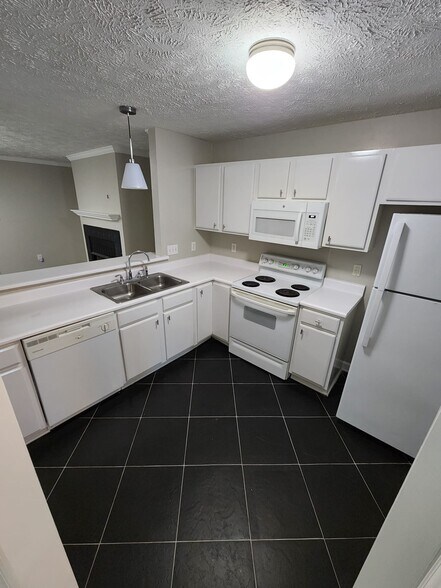 Building Photo - 330 Bubble Creek Ct