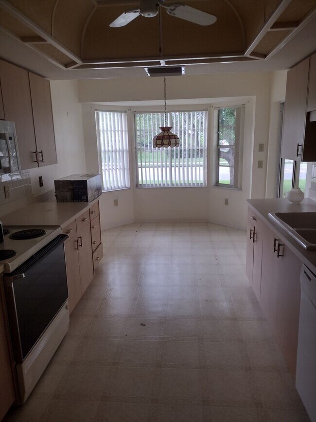 Building Photo - 2 bedroom 2 bathroom Large House for rent ...