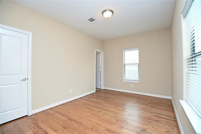 Building Photo - Gorgeous Contemporary Three Bedroom!