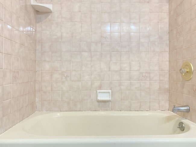 Building Photo - Beautiful 3 bed 1 bath house, over sized driveway, garage and fenced in back yard $1795