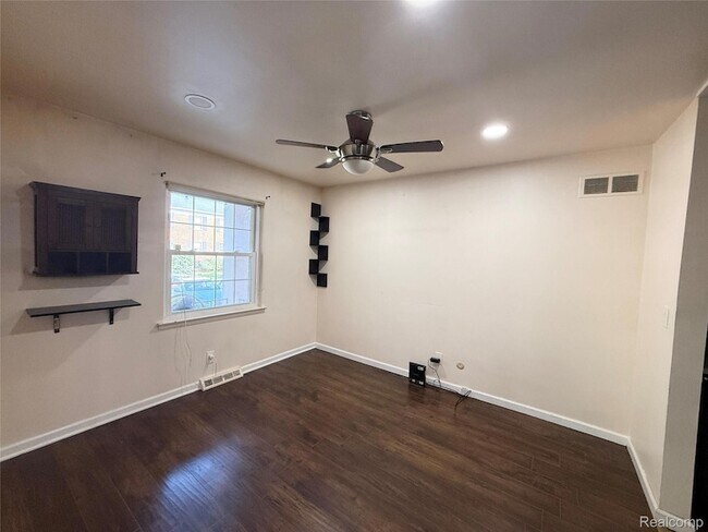 Building Photo - 27633 Echo Valley E