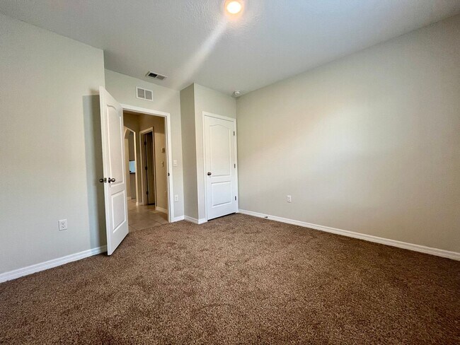 Building Photo - Stunning 4 bed/ 2 bath home!!