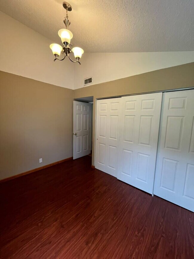 Building Photo - "Spacious 3 Bedroom/2 Bath Home in Florissant!"  Available for Move-In on 8/15/2026