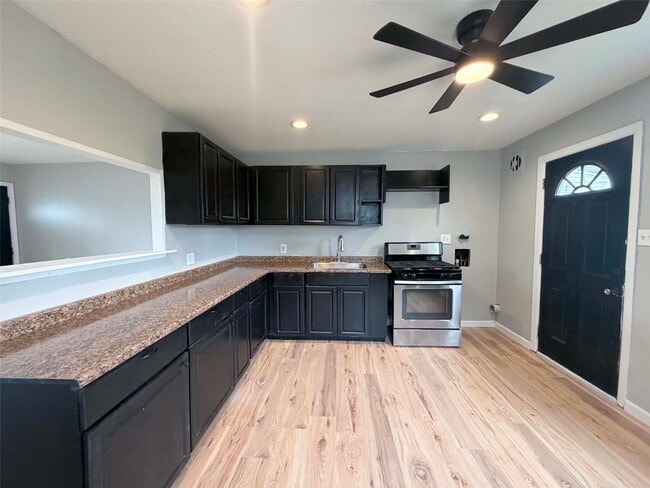 Building Photo - 705 St Martin Dr