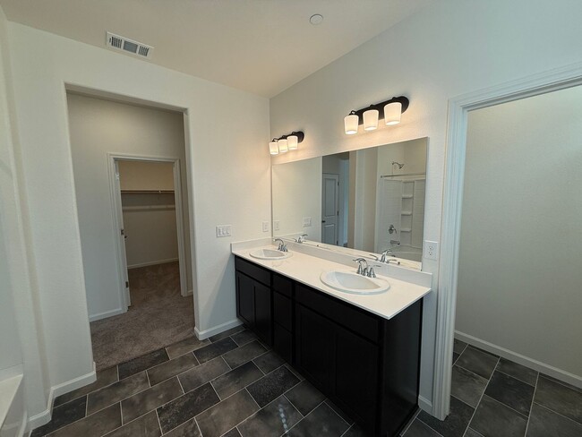 Building Photo - Brand NEW single story home in Hughson!