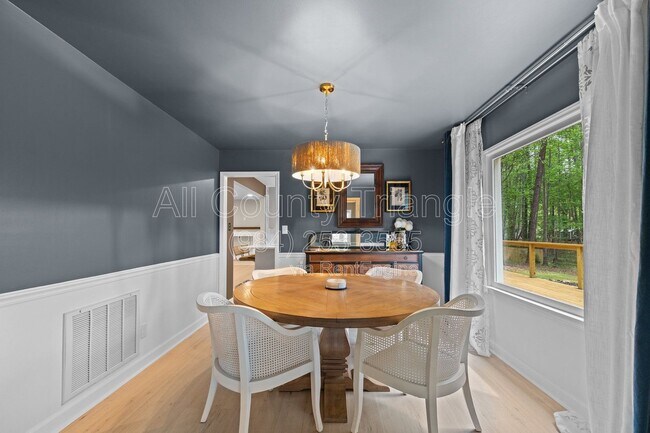 Building Photo - 5105 Pine Dr