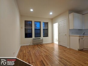 Building Photo - 917 W Dakin St