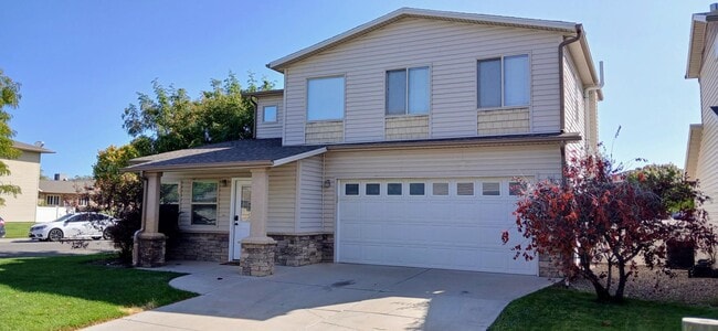 Building Photo - 672 Theresea Ct