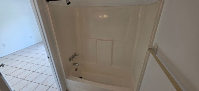 Building Photo - 3 bedroom 2 bath duplex