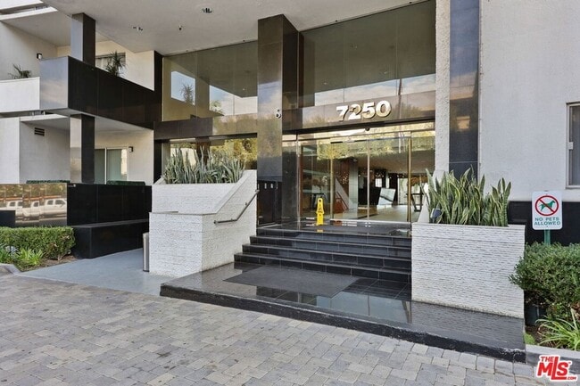 Building Photo - 7250 Franklin Ave