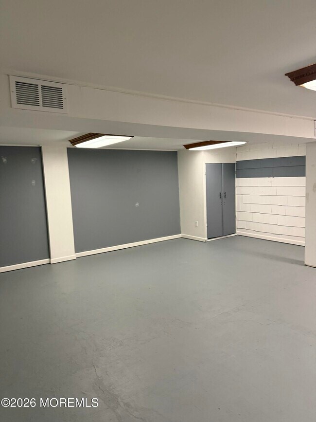 Building Photo - 340 Suburban Dr