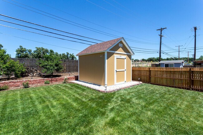 Building Photo - Charming 3BR Home with Updated Amenities &...