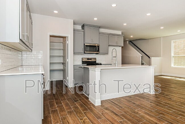 Building Photo - 907 Sicily Blvd