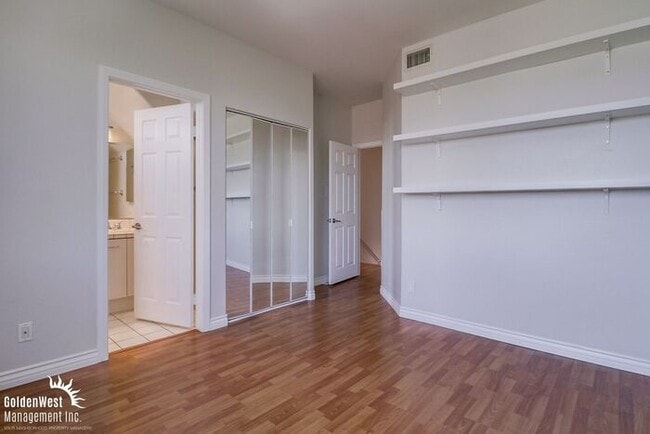 Building Photo - Modern 2Bdm 2.5Ba Town-home with Rooftop D...