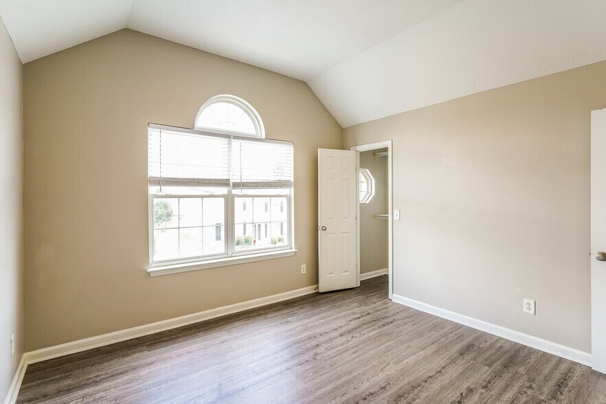 Building Photo - 8033 Logan Dr