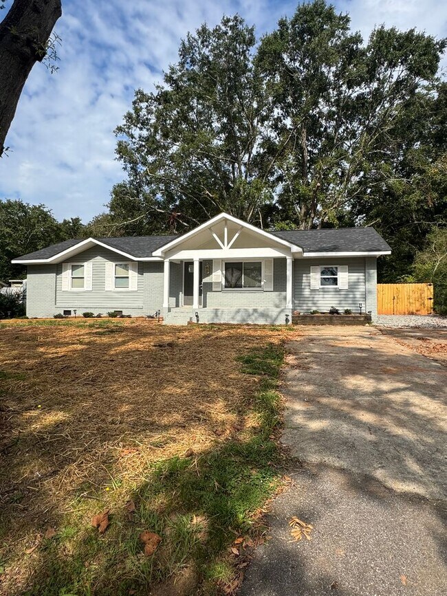 Building Photo - 4 Bedroom with fenced in yard in Fountain ...