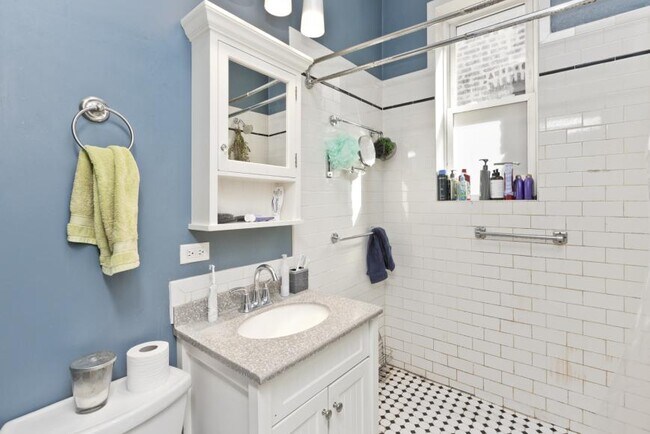 Building Photo - 3 bedroom in Chicago IL 60607