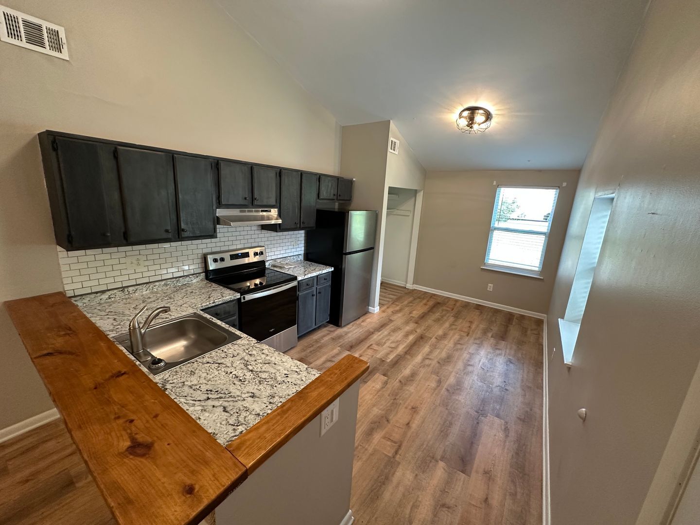 Building Photo - 4630 Woodside Dr