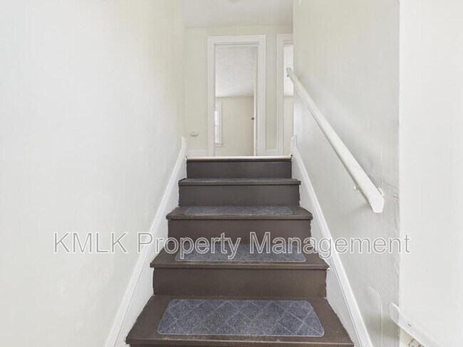 Building Photo - 575 Fernwood Dr