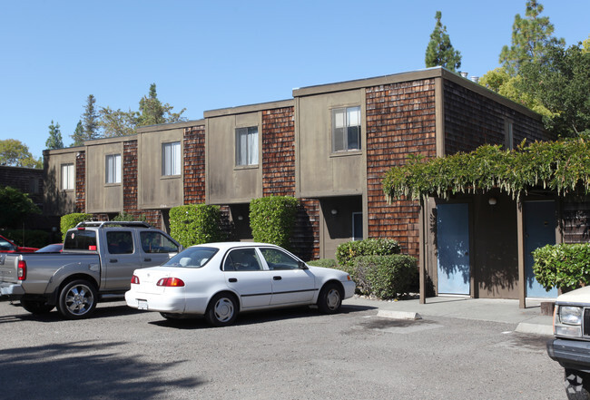 Building Photo - Oak Apartments