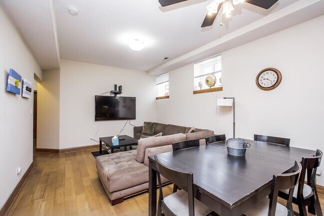 Building Photo - Bucktown: Fully furnished gorgeous 3 Bed, ...