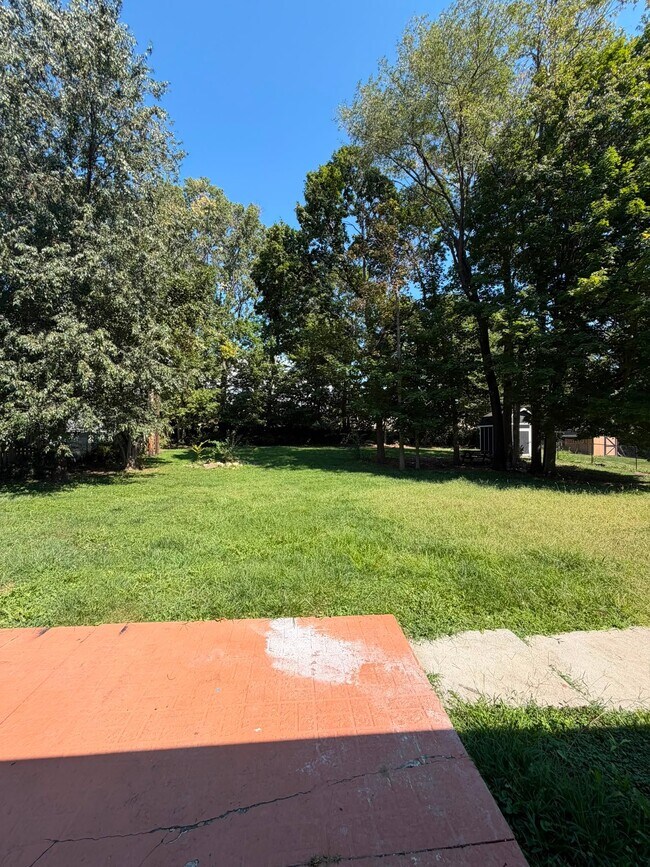 Building Photo - 2706 Lakewood Dr N