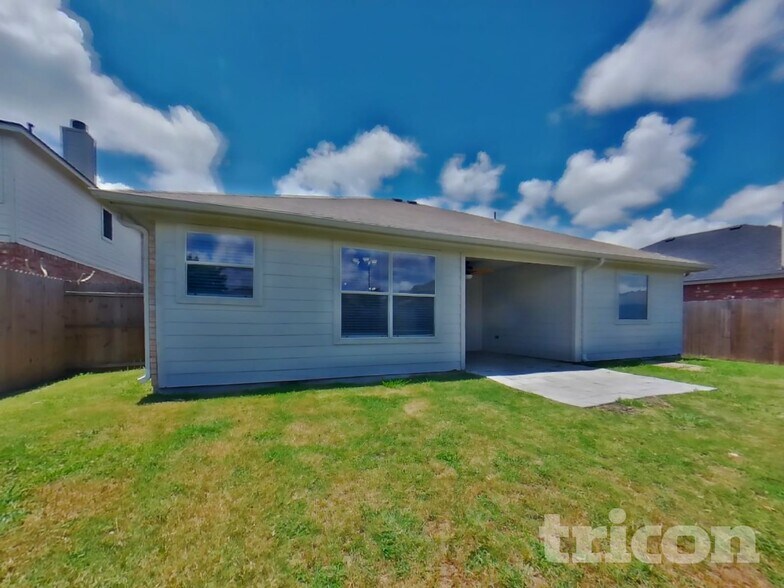 Building Photo - 909 Marist Dr