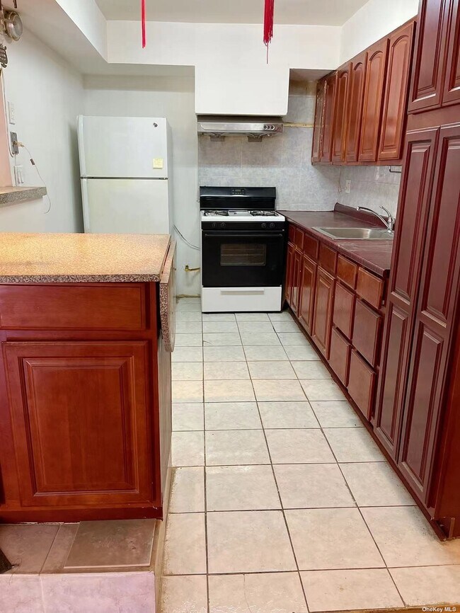 Building Photo - 144-08 38th Ave