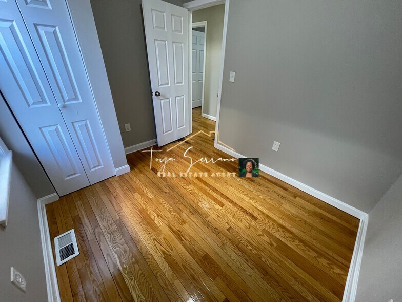 Building Photo - 68 Bellevue St