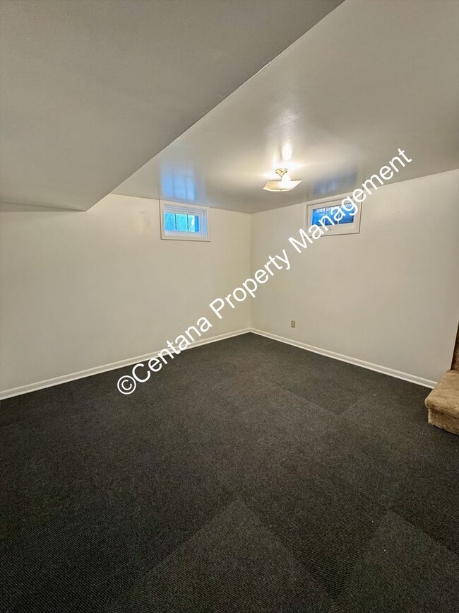 Building Photo - 2 Bedroom House on the Flats with a finish...