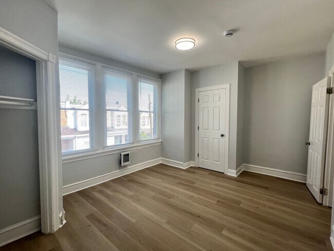 Building Photo - 3b/1.5b House Section 8 only.