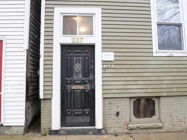 Building Photo - 237 W 3rd St