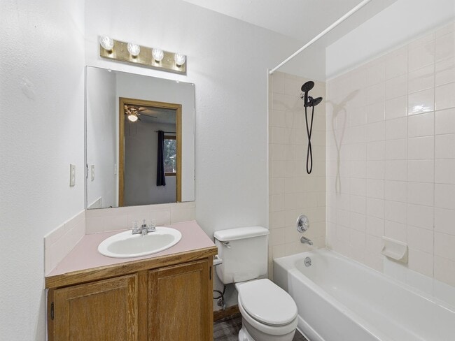 Building Photo - Bright & Spacious 3 Bed Home with Vaulted Ceilings & Fenced Yard AVAILABLE NOW!